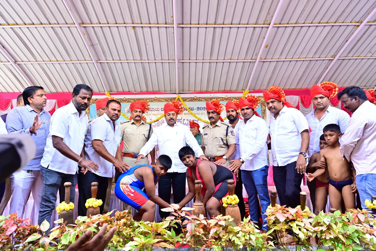 SPmysuru's tweet photo. ಮೈಸೂರು ದಸರಾ–2026ರ ಅಂಗವಾಗಿ ನಾಡಕುಸ್ತಿ ಪಂದ್ಯಾವಳಿಯ “ಜೋಡಿ ಕಟ್ಟುವ ಕಾರ್ಯಕ್ರಮ”ವನ್ನು ಡಾ. ಯತೀಂದ್ರ ಸಿದ್ದರಾಮಯ್ಯ ರವರು ಉದ್ಘಾಟಿಸಿ, ಕುಸ್ತಿ ಪಂದ್ಯಾವಳಿಯ ಪೋಸ್ಟರ್ ಬಿಡುಗಡೆ ಮಾಡಿದರು. ಈ ಸಂದರ್ಭದಲ್ಲಿ ಶಾಸಕರು, ಜಿಲ್ಲಾ ಪೊಲೀಸ್ ಅಧೀಕ್ಷಕರು, ಗಣ್ಯರು ಹಾಗೂ ಪೊಲೀಸ್ ಅಧಿಕಾರಿಗಳು ಉಪಸ್ಥಿತರಿದ್ದರು.
#Dasara2026 #MysuruDasara https://t.co/SxbFLMkcsJ