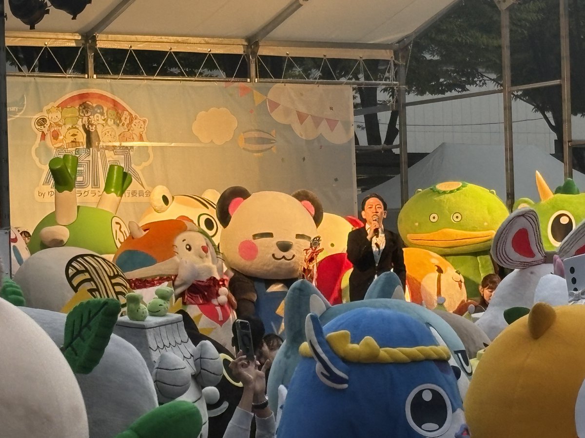 yuru_verse's tweet photo. ＼2日間、ありがとうございました🌈／

ゆるバース2026に集まってくれたキャラクターのみんな、ご来場くださったたくさんのみなさん、本当にありがとうございました✨

一緒に踊ったり、応援したり、写真を撮ったり📸
みんなで過ごした2日間が、素敵な思い出になっていたらうれしいです😊

会場を彩ってくれたキャラクターたちにも、あたたかい声援を届けてくださったみなさんにも、心から感謝を込めて💐

またみんなで会いましょう！

#ゆるキャラグランプリ
