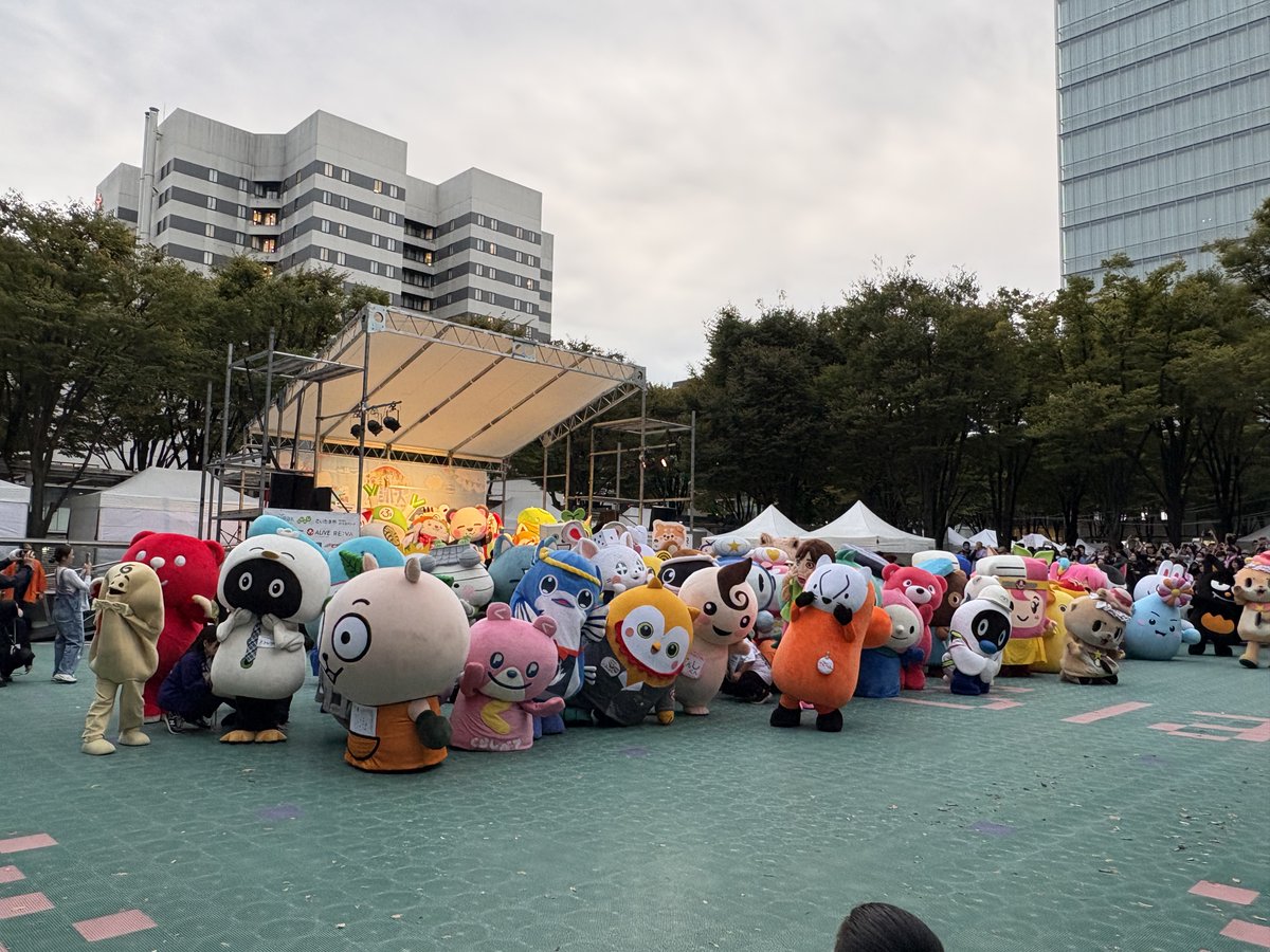 yuru_verse's tweet photo. ＼2日間、ありがとうございました🌈／

ゆるバース2026に集まってくれたキャラクターのみんな、ご来場くださったたくさんのみなさん、本当にありがとうございました✨

一緒に踊ったり、応援したり、写真を撮ったり📸
みんなで過ごした2日間が、素敵な思い出になっていたらうれしいです😊

会場を彩ってくれたキャラクターたちにも、あたたかい声援を届けてくださったみなさんにも、心から感謝を込めて💐

またみんなで会いましょう！

#ゆるキャラグランプリ