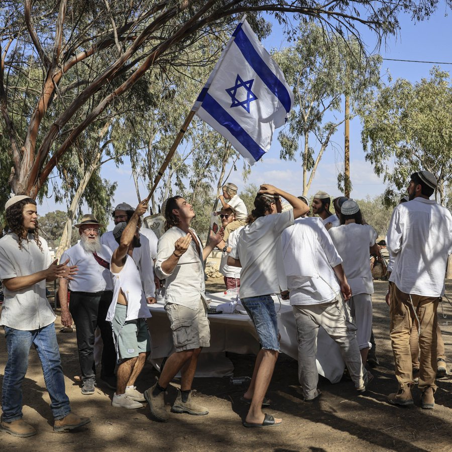 moshik_o's tweet photo. לא איראן, לא חות'ים, לא עזה.
הדתיות המשיחית היא הסכנה הקיומית הכי גדולה למדינת ישראל כפי שאנו מכירים אותה https://t.co/0FtmZafyMU