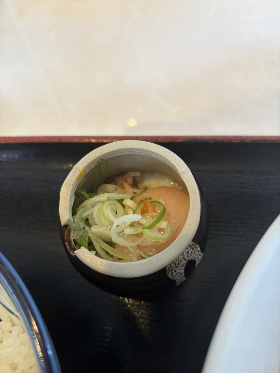 nis_seo's tweet photo. やまむろラーメン＠富士見市

本日はららぽへ。すぐ近くにラーメン屋さんがあったので入ってみたら地鶏使った手打ち麺の店で嬉しい誤算。お供に壺セット。壺の中に温玉、ネギ、きゅうり、ネギトロ、ひきわり納豆入って混ぜ混ぜして丼に。美味しく頂きました🙏 https://t.co/JIAt18yo3a