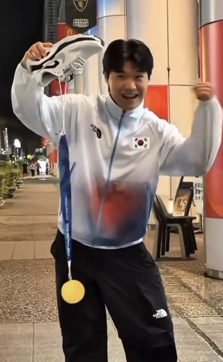 Younglee88's tweet photo. 발목지뢰 세레머니하는 아시안게임
금메달리스트 축구선수 최우진.

AI인가 이거?
진짜 제정신으로 한건 아니겠지?
군면제를 지뢰 세레머니로?

“군면제 없애자”
나는 찬성임. https://t.co/y9MSu4o9ph