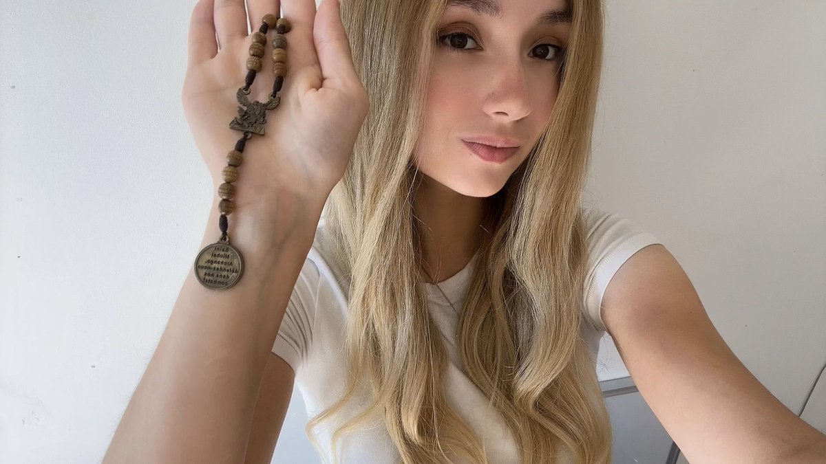 CristeraAbigail's tweet photo. Je reçois des menaces de mort tous les jours.
On me promet d’être égorgée, brûlée, violée…
Parce que je dis que le Christ est Roi et que je refuse leurs idéologies démoniaques.
Chaque menace me confirme que je touche juste.
Alors je monte d’un cran.
Je crée ma chaîne YouTube.
Là-bas, je vais poster TOUS mes témoignages complets.
Les plus longs. Les plus crus. 
Ceux qui dérangent vraiment.
Vous pourrez me retrouver ici :
https://t.co/X2ts7pjvKs
Je ne reculerai pas d’un millimètre.
CHRIST EST ROI ✝️