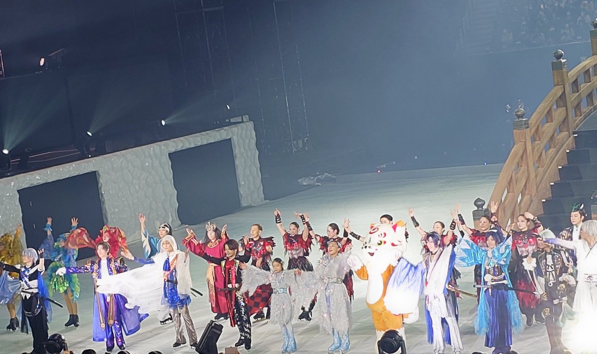 AgraphaMio's tweet photo. 15時公演終わりー！！
座席がどんどんスケートリンクに近くなる楽しい！！次はいよいよアリーナ席でございますわよ💕19時まで待機！ https://t.co/qamarcIvQC