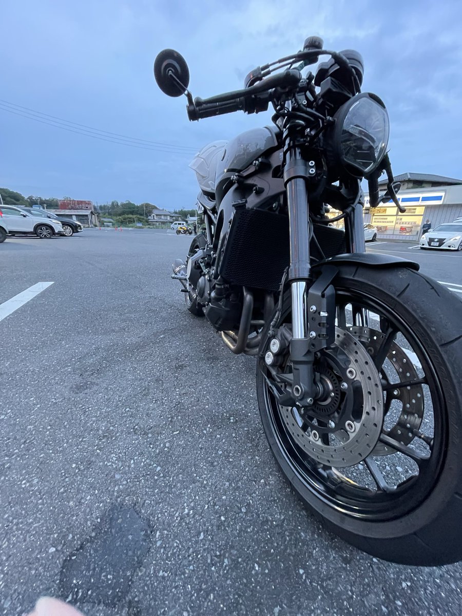 xsr_tankyan's tweet photo. ヘッドライト寄せすぎで配線がギチってハンドルが半分しか切れなくなって危ないです https://t.co/wKBs37MnOZ
