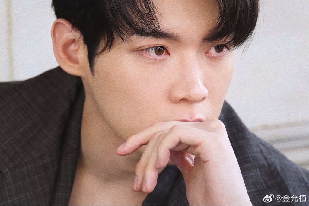 jksxss5's tweet photo. Kim Yoonsik brings his own character to the LACOSTE atmosphere. KIMYOONSIK LACOSTE SS27 

#KIMYOONSIKxLacoste
#YOONSIKPFWSS27 https://t.co/2MIIdvXJwx