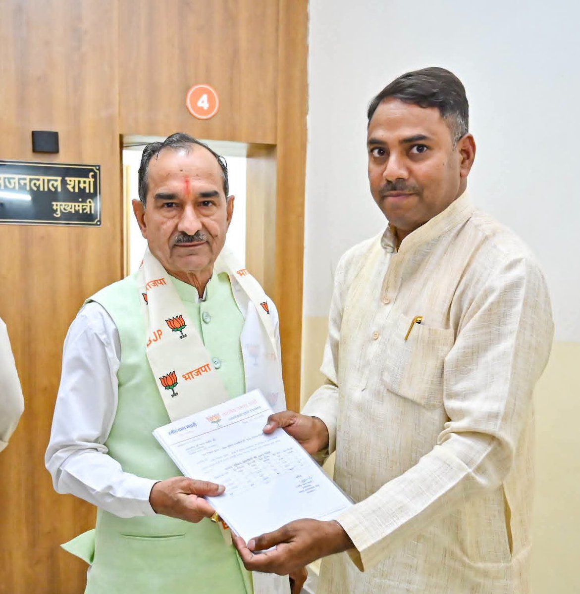 BJP4Rajasthan's tweet photo. भाजपा प्रदेश अध्यक्ष श्री @madanrrathore ने जयपुर स्थित भाजपा प्रदेश कार्यालय में पार्टी पदाधिकारियों, कार्यकर्ताओं एवं आमजन से आत्मीय भेंट कर विभिन्न विषयों पर संवाद किया।

इस दौरान उन्होंने सभी की समस्याओं एवं सुझावों को गंभीरतापूर्वक सुना और उनके समाधान के लिए आवश्यक चर्चा की। https://t.co/pIgmYJr1vd