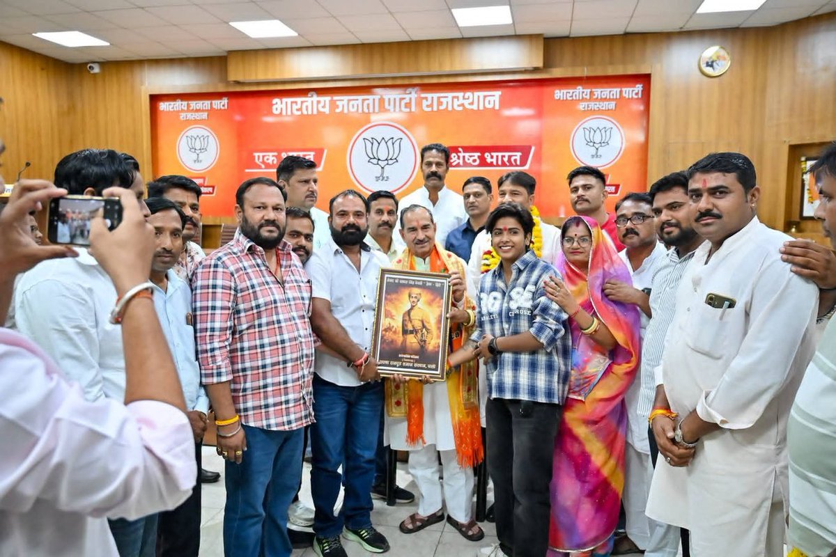 BJP4Rajasthan's tweet photo. भाजपा प्रदेश अध्यक्ष श्री @madanrrathore ने जयपुर स्थित भाजपा प्रदेश कार्यालय में पार्टी पदाधिकारियों, कार्यकर्ताओं एवं आमजन से आत्मीय भेंट कर विभिन्न विषयों पर संवाद किया।

इस दौरान उन्होंने सभी की समस्याओं एवं सुझावों को गंभीरतापूर्वक सुना और उनके समाधान के लिए आवश्यक चर्चा की। https://t.co/pIgmYJr1vd