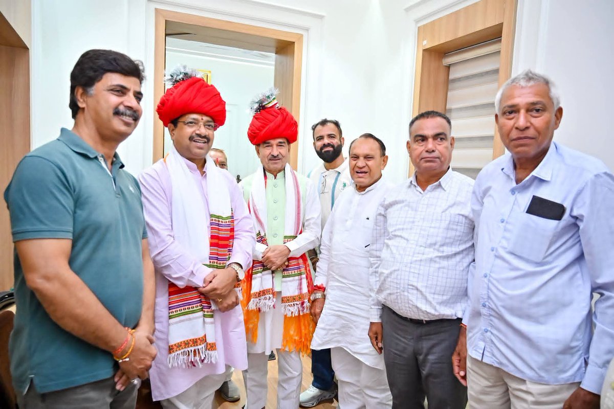 BJP4Rajasthan's tweet photo. भाजपा प्रदेश अध्यक्ष श्री @madanrrathore ने जयपुर स्थित भाजपा प्रदेश कार्यालय में पार्टी पदाधिकारियों, कार्यकर्ताओं एवं आमजन से आत्मीय भेंट कर विभिन्न विषयों पर संवाद किया।

इस दौरान उन्होंने सभी की समस्याओं एवं सुझावों को गंभीरतापूर्वक सुना और उनके समाधान के लिए आवश्यक चर्चा की। https://t.co/pIgmYJr1vd