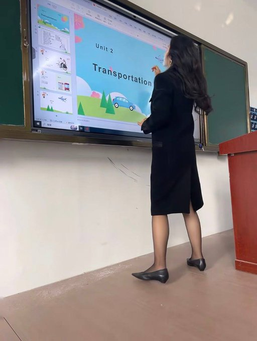 KevinRodri19298's tweet photo. 今天穿黑丝上班 学生的态度都不一样了 看来以后我要改善改善穿搭咯 #教师的日常 #穿搭 https://t.co/PxFnay15zD
