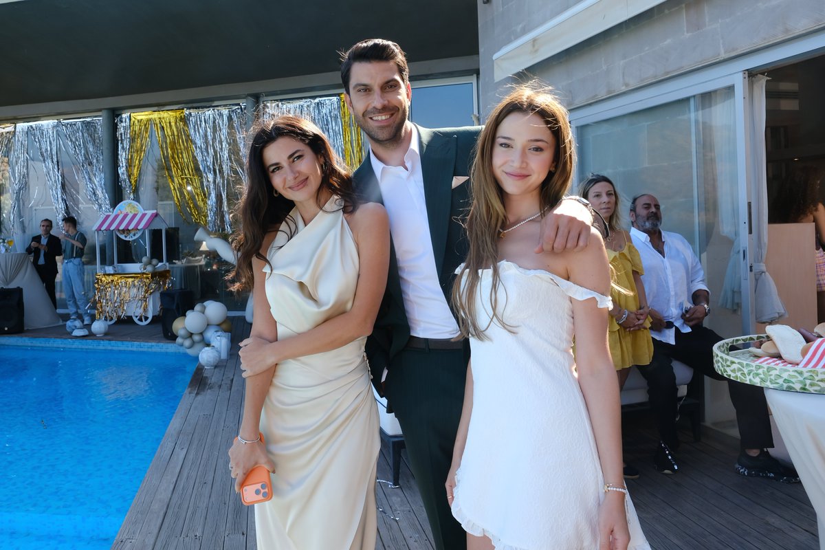 daha17dizi's tweet photo. Setten çok tatlı fotoğraflar geldi!

#Daha17 bu akşam 20.00’de sadece #KanalD'de! 💙

@kanald @pastelfilm https://t.co/IstfVBJs18