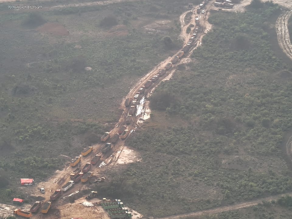 afrikarabia's tweet photo. 🔴#RDC #Lualaba Le #pillage industrialisé du site minier de #Metalkol atteint des proportions jamais atteintes ce dimanche 04 octobre (photos). Ironie du sort, le président #Tshisekedi a lancé le 26 sept. la 2e édition du baromètre national du climat des affaires. Des hommes en uniforme et en armes continuent de "sécuriser" l'exploitation illégale du site.
