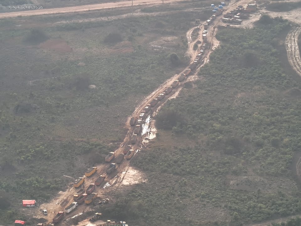 afrikarabia's tweet photo. 🔴#RDC #Lualaba Le #pillage industrialisé du site minier de #Metalkol atteint des proportions jamais atteintes ce dimanche 04 octobre (photos). Ironie du sort, le président #Tshisekedi a lancé le 26 sept. la 2e édition du baromètre national du climat des affaires. Des hommes en uniforme et en armes continuent de "sécuriser" l'exploitation illégale du site.