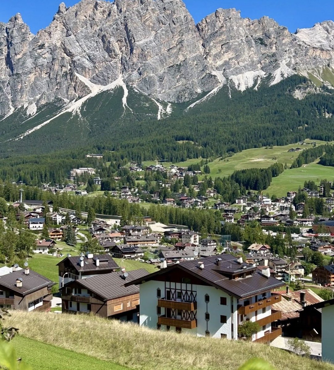 MohoEarth's tweet photo. Cortina d’Ampezzo 🇮🇹 https://t.co/ZRvijtiBWY