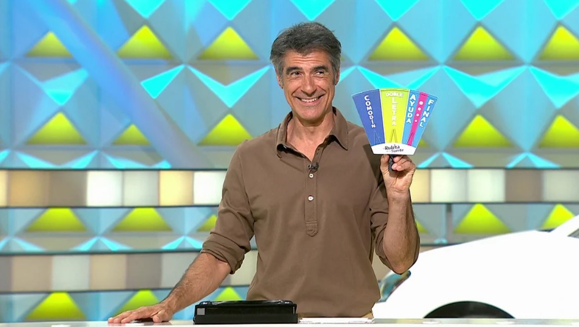 atresmediacom's tweet photo. #Audiencias | 

🔠 @LaRuletaSuerte (17,5% y +1,2 M) también ARRASA los fines de semana y este sábado es LÍDER absoluto

📊 El concurso de @antena3com triunfa, superando en +12,1 puntos y +4 puntos a las siguientes opciones

📊 Con más de 2,7 M de espectadores únicos https://t.co/6QxjGvQm8I