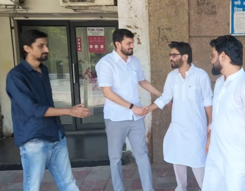SudarshanNewsTV's tweet photo. भारत का चिकन काटने निकला शरजील इमाम पेरोल पर निकला जेल से,
नाते-रिश्तेदारियों के निक़ाहों में उड़ाएगा दावत ए वलीमा,
दिल्ली से ले कर बिहार तक नापेगा देशद्रोह का आरोप,
और हाँ, दारा सिंह पर फ़िलहाल कोई रहम नहीं..

#SharjeelImam #Terrorist https://t.co/WPuLYhBlIL