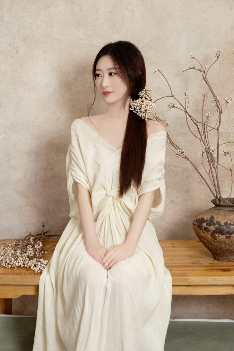 MaryRogersm0up's tweet photo. 95后｜已婚｜老师 🎀  
这里是一个不太敢在朋友圈发牢骚的小树洞。 
工作有点累，生活偶尔烦，偶尔也想找个地方说说话。
此生固短，仿佛一场梦，所以，开心一点，松弛一点，凡事不要太上心。
希望在这里认识一些有趣、真诚、同频的人。 
#老师 #反差 #新人 https://t.co/0lZgp4L6Aa