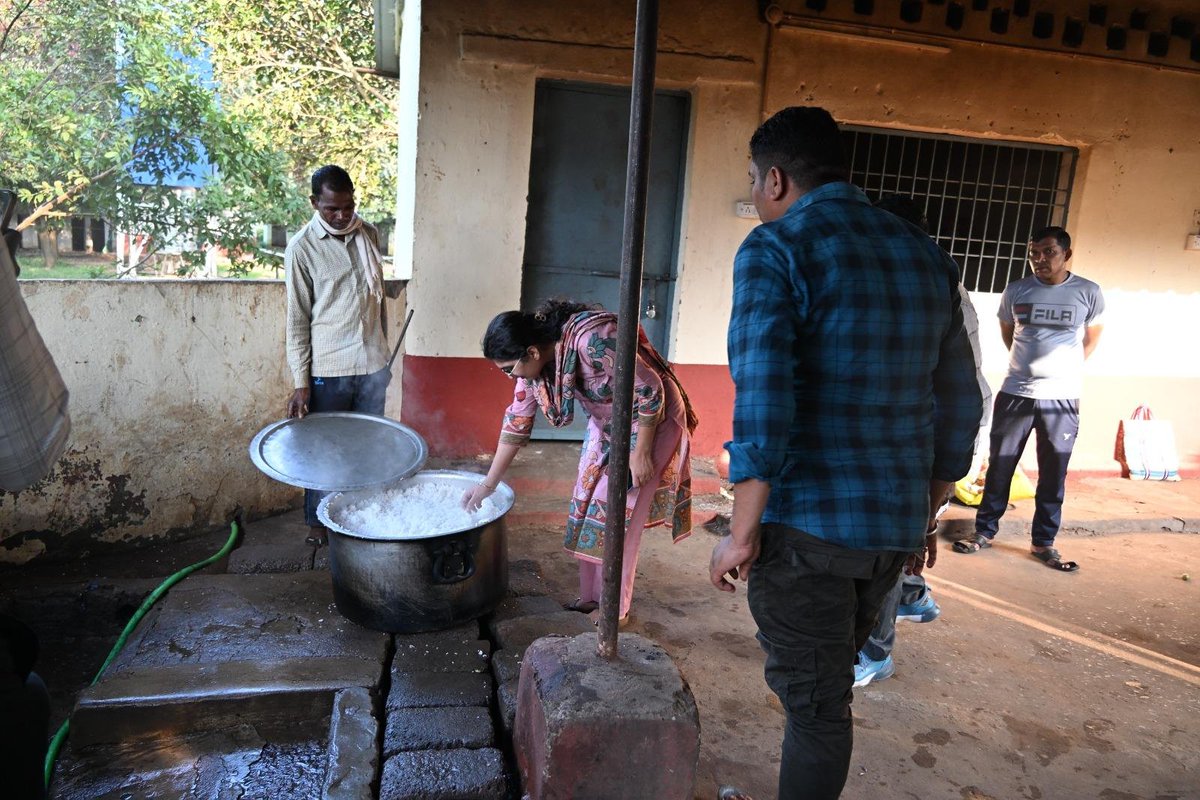 NarayanpurDist's tweet photo. बस्तर संभाग में पहली बार: अबूझमाड़ में सुरक्षा कैंप से शिक्षा के केंद्र तक का सफर
15 वर्षों तक सुरक्षा बलों का ठिकाना रहा भाटपाल कैंप अब दूरस्थ आदिवासी विद्यार्थियों के लिए बना छात्रावास और शिक्षा का नया केंद्र
#Narayanpur #Education #Hostel #Abhujhmaad #Maad
1/3 https://t.co/NrKUyqyWZV