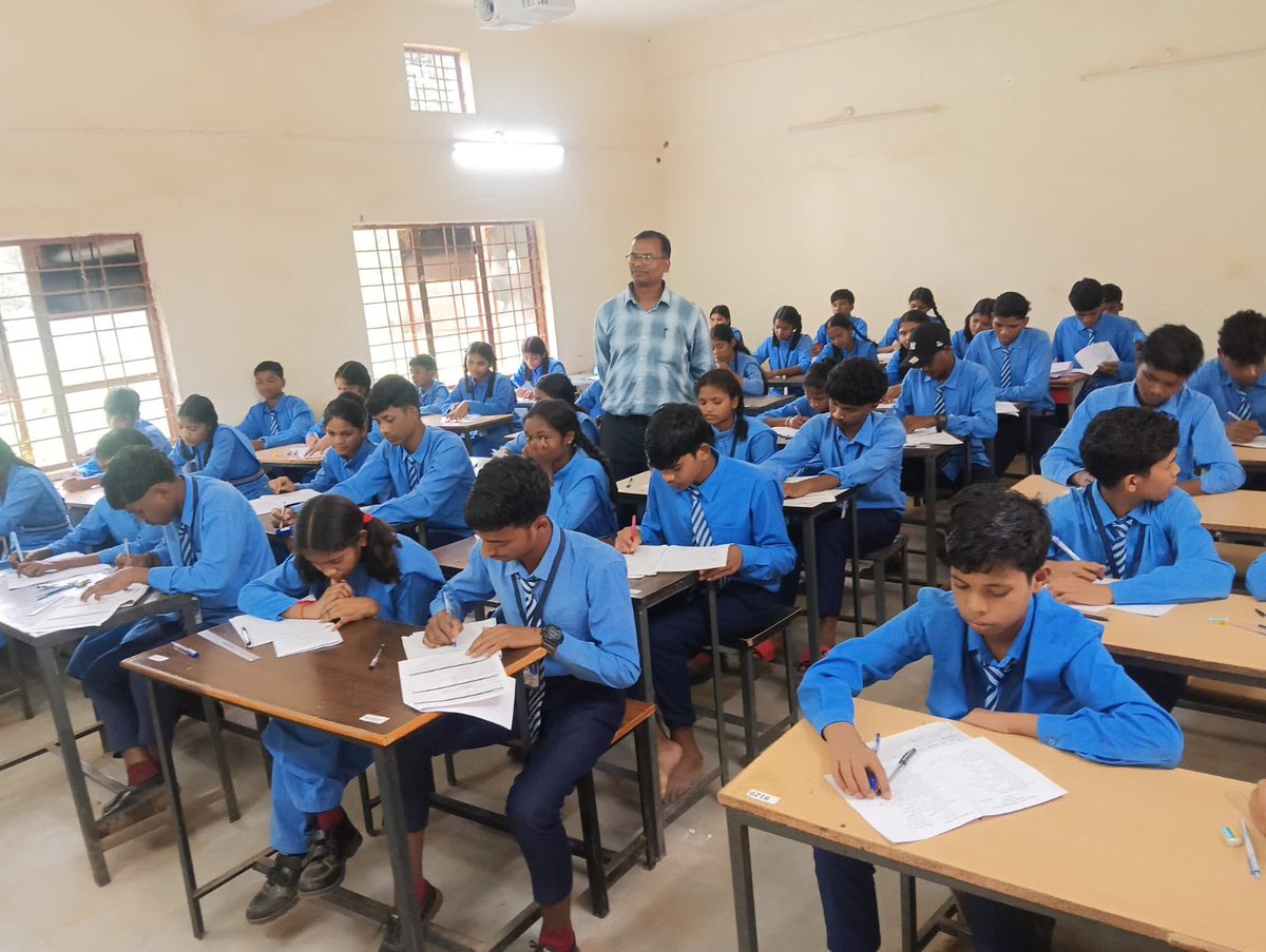 NarayanpurDist's tweet photo. बस्तर संभाग में पहली बार: अबूझमाड़ में सुरक्षा कैंप से शिक्षा के केंद्र तक का सफर
15 वर्षों तक सुरक्षा बलों का ठिकाना रहा भाटपाल कैंप अब दूरस्थ आदिवासी विद्यार्थियों के लिए बना छात्रावास और शिक्षा का नया केंद्र
#Narayanpur #Education #Hostel #Abhujhmaad #Maad
1/3 https://t.co/NrKUyqyWZV