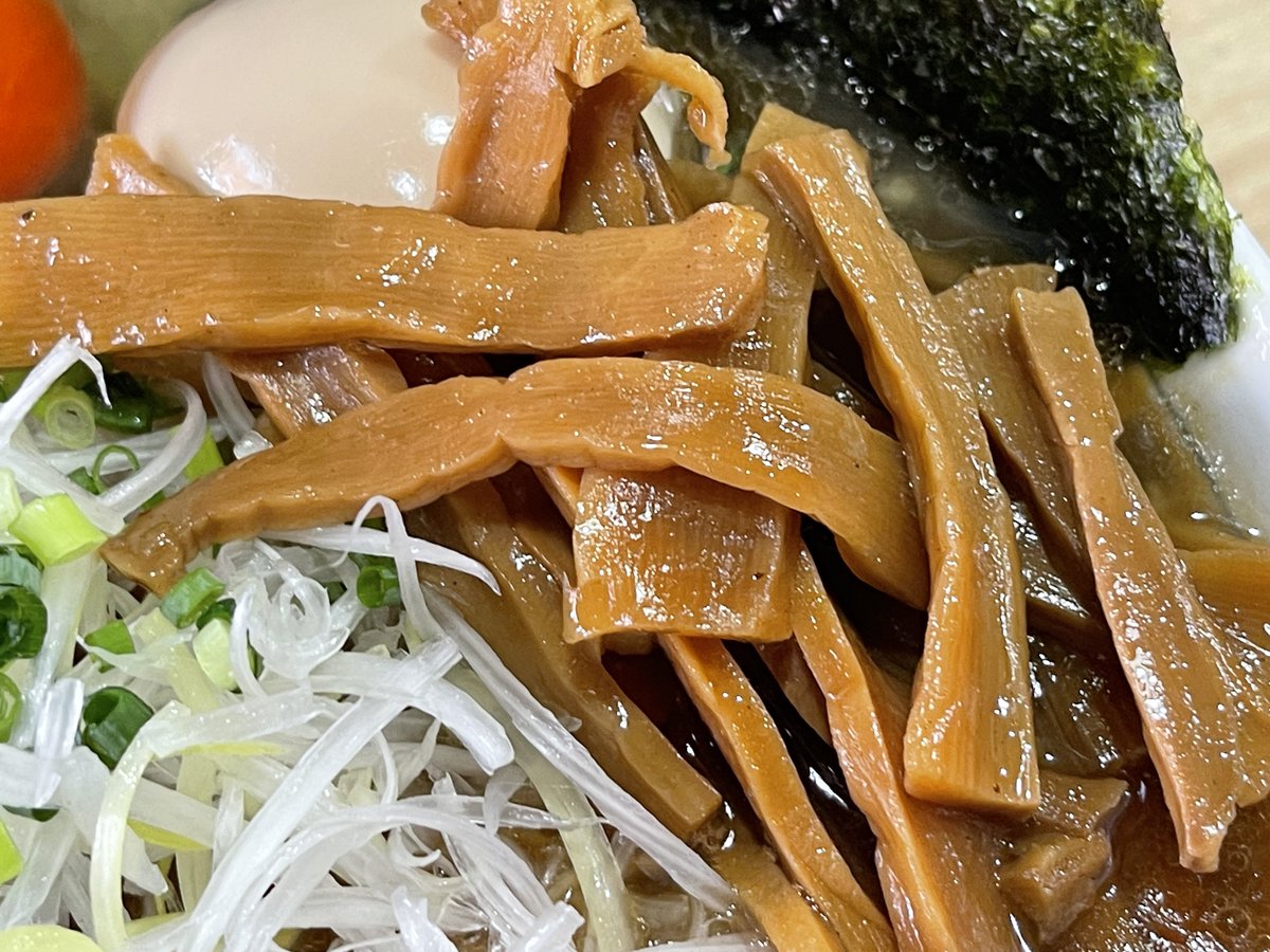 FATNao1's tweet photo. 覆めん花木＠東中野
アブラボウズ&amp;その他大勢の出汁の濃いラーメン大盛‼️
甘塩っぱい脂の乗った濃ゆ〜い🍜
途中から青唐ブチこみ味変からの後半は青唐汁を３プッシュでフィニッシュ❗️
ただ単に濃い🍜じゃないのよね〜❗️甘味塩味旨味❗️１つも欠けてない完璧🍜‼️
最高に旨い&amp;美味い💯ご馳走様でした😋 https://t.co/aBMeJ4ApPs
