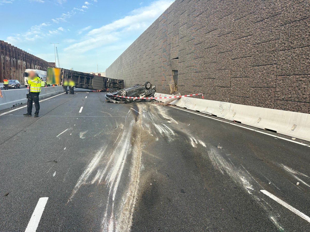Vrachtwagen gekanteld op A9 bij Amstelveen