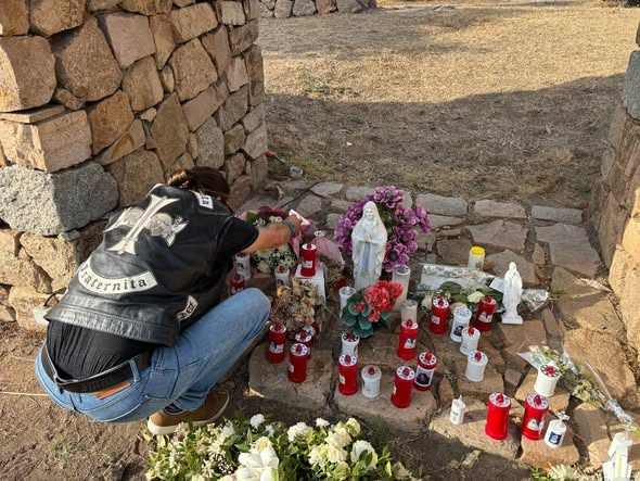 pascalvil10's tweet photo. Corse
Un groupe de Bikers et les habitants ont installé un lieu de prières en attendant une nouvelle statue de la Vierge ! 🌹🌹🌹 https://t.co/V0RYjMguBb
