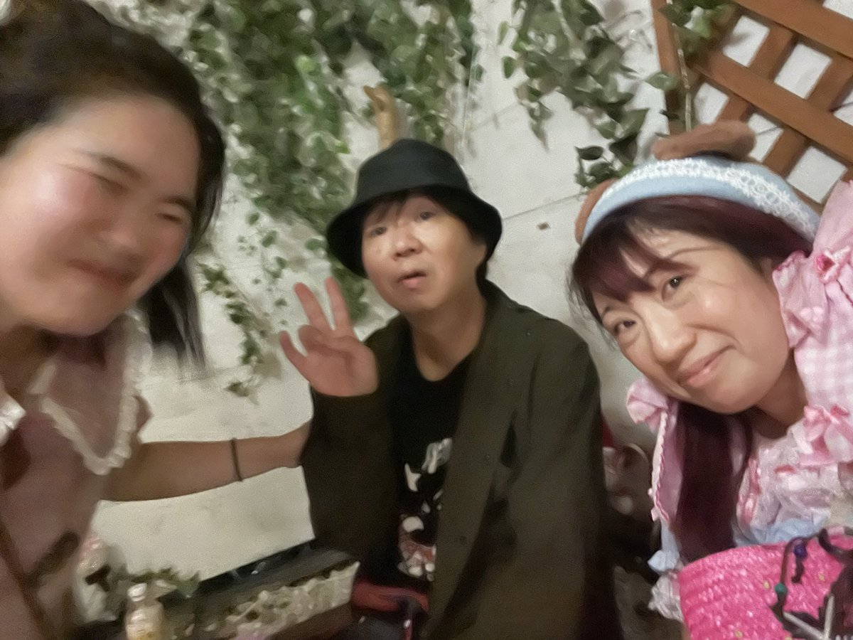 DAIMONKINUKA's tweet photo. みんなみんなありがとございます♪
余韻で余韻すぎて、力使い切り🥹
ありがとございます♪

❤️チィーパッパちゃん
S_iriso1様
@chi_chi_pappa2 
@Sirisoru11 
すんごい素敵なパフォーマンスと歌手力でびびった🥰🥰
普段のチィーパッパちゃんとはまた違った姿見れてテンション爆上がりでした！！🥰🥰
また、S_iriso1様の姿みたい🥰❤️
素敵💓ありがとございます！！

❤️えりちゃん
@eri_fantasia 
えりちゃん長丁場支えてくれてありがと🥹🥹
むうむうさんを助けてくださり感謝です！！
今月はえりちゃんお誕生日🎂
沢山お祝いします！！！ありがと🥰

❤️斑鳩あおいちゃん
＠ikarugaaoi1993 
あおい居酒屋の店主マスター！！！
いつも元気をくれる、あおいちゃん🥰🥰❤️
大好きな琴眠とあおいちゃん❤️❤️
いつもありがとう！！
@kkayoukyoku