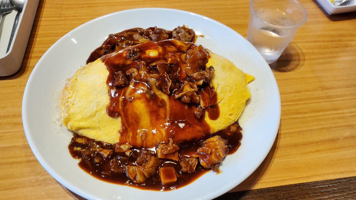 souldouthero's tweet photo. 久し振りにポムの樹でLサイズオムライスを食べたけど、こんなに簡単？ってぐらいに完食できた。前よりも小さくなった？ https://t.co/fpGf1iPAoH