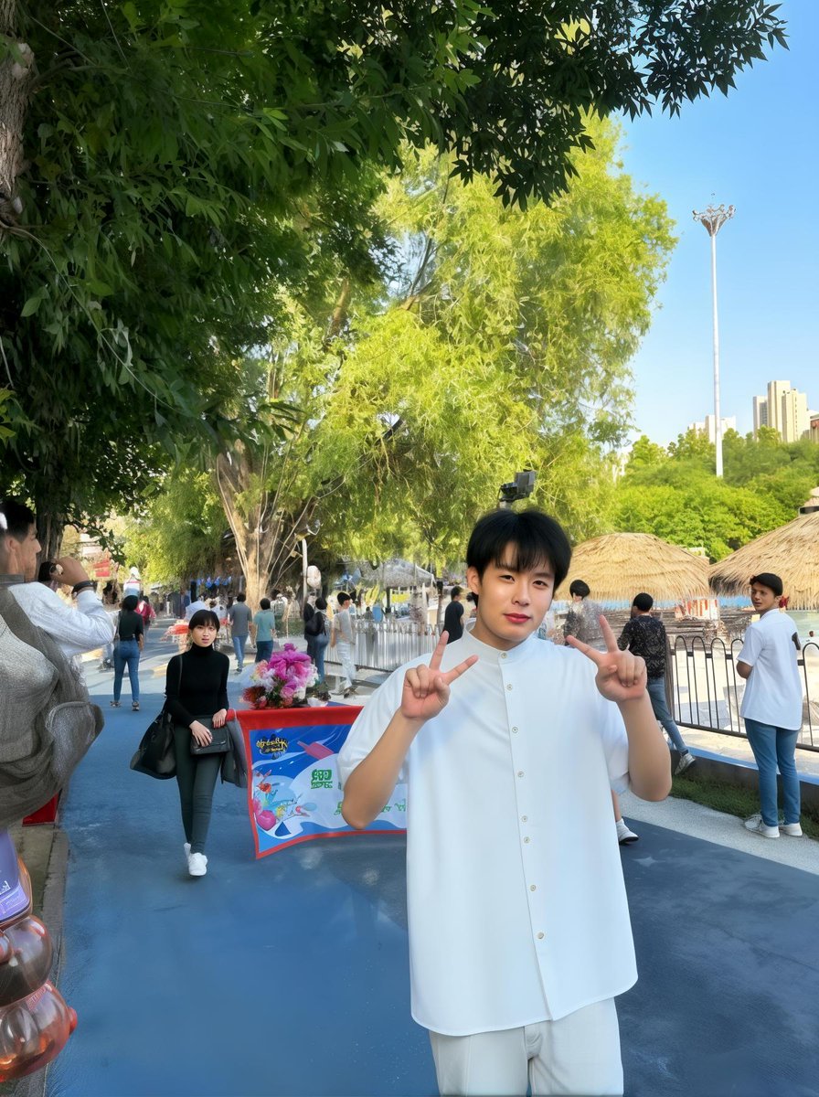 baghocheon1's tweet photo. [Today's small moment: Zongyong is here, showing that even "占毙" can be a cool special gesture, with Lun smiling by his side~] https://t.co/4GBZ60ZhZ8