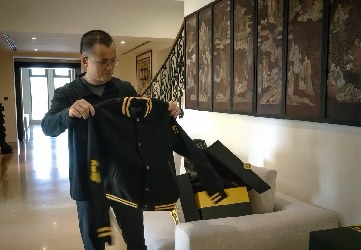 thevoid_bnb's tweet photo. I read through the New York Times article about visiting @cz_binance home in Dubai.

After looking closely at the photos, I was really impressed by CZ simple style, which feels very true to him from his clothing to the interior design and the way his home is arranged.

I especially love the abstract “Chinese landscape ink painting” style artworks, which carry such a strong Eastern cultural influence.

I’d really love to see more everyday photos of CZ. I’ve already saved quite a few of them on my computer.