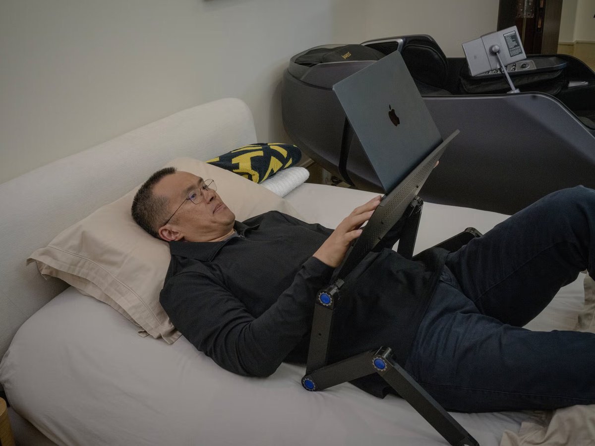 thevoid_bnb's tweet photo. I read through the New York Times article about visiting @cz_binance home in Dubai.

After looking closely at the photos, I was really impressed by CZ simple style, which feels very true to him from his clothing to the interior design and the way his home is arranged.

I especially love the abstract “Chinese landscape ink painting” style artworks, which carry such a strong Eastern cultural influence.

I’d really love to see more everyday photos of CZ. I’ve already saved quite a few of them on my computer.