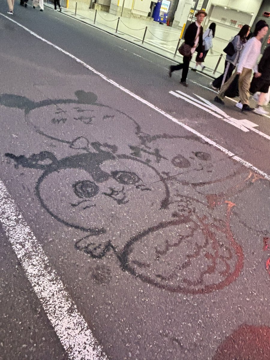 Mio_RB26's tweet photo. 誰ですか道路に落書きした人www
 #ちいかわ  #ちいかわファンアートㅤ https://t.co/mADovw8SKS