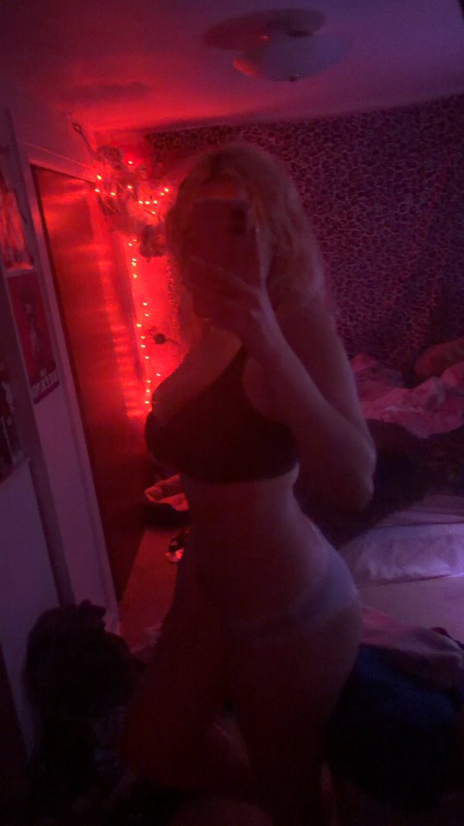 overly0bbsessed's tweet photo. woof #nsfwtwt #redlight https://t.co/Y6UyoM9QKB