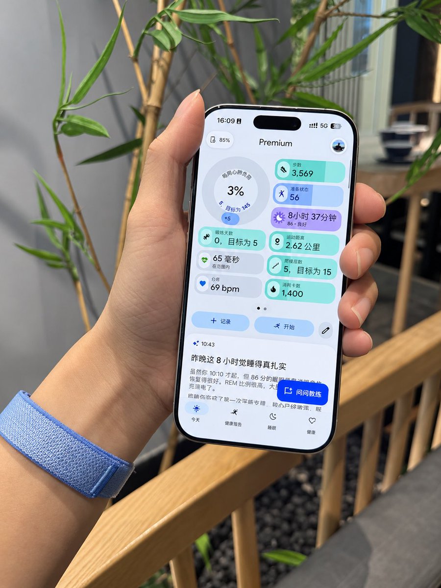 Cirno_64's tweet photo. Fitbit 手环就是无感佩戴的版本答案

对于睡眠比较浅的我来说，戴 Apple Watch 经常睡着睡着就摘了

但这个手环几乎没什么感觉，谷歌当初收购 Fitbit，看中的也正是它在睡眠算法 https://t.co/e51qilpN6s