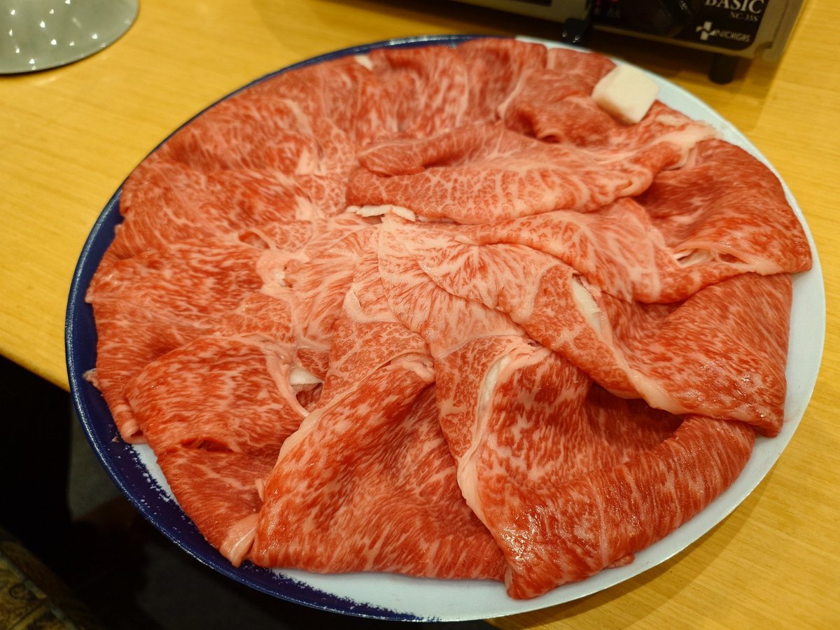 besardada95's tweet photo. 週末は合宿でした。日頃なかなか参加が叶わないメンバーも加わって、充実した練習となりました。夕飯は例年通りすき焼き、その後深夜まで宴会でした。男フェスの出場順も決ま���、本番が迫ってきた感じがします。 https://t.co/0CDCTwlyyf