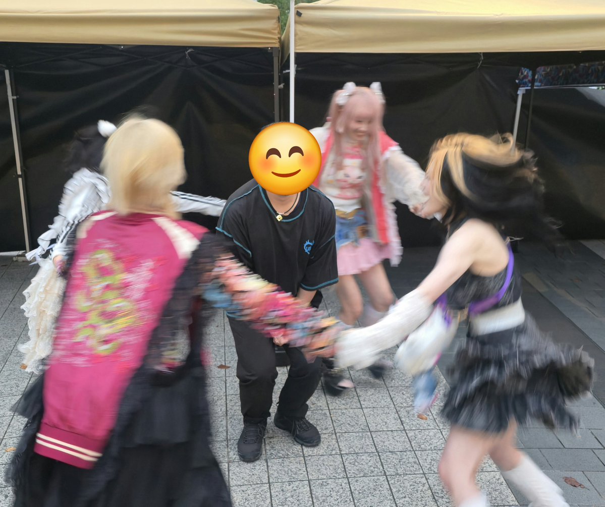 gon_leiwa's tweet photo. 囲まれた……
 #LEIWAN https://t.co/pYjEvDPkyh