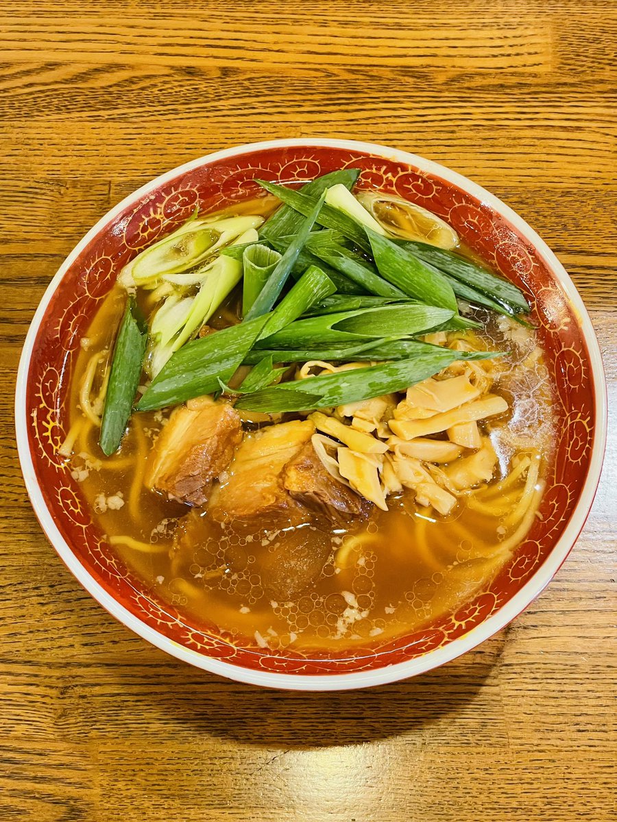 bloomramen's tweet photo. 㐂九家 さん　にて
「THE 中華そば｣+｢ライス (漬物 海苔付き)
スープと麺は“ちゃん系”オマージュだろうか
豚鶏あっさりコク+脂 中太麺
多分 皆んな知ってる😆 そういう味‼︎
九条ネギ穂先メンマ角煮と 具も楽しむ
並行食の作法?をさておき 麺後にスープでわしゃわしゃ

2026年百四十四杯目 10/4限定 https://t.co/uqWV1RzOWA
