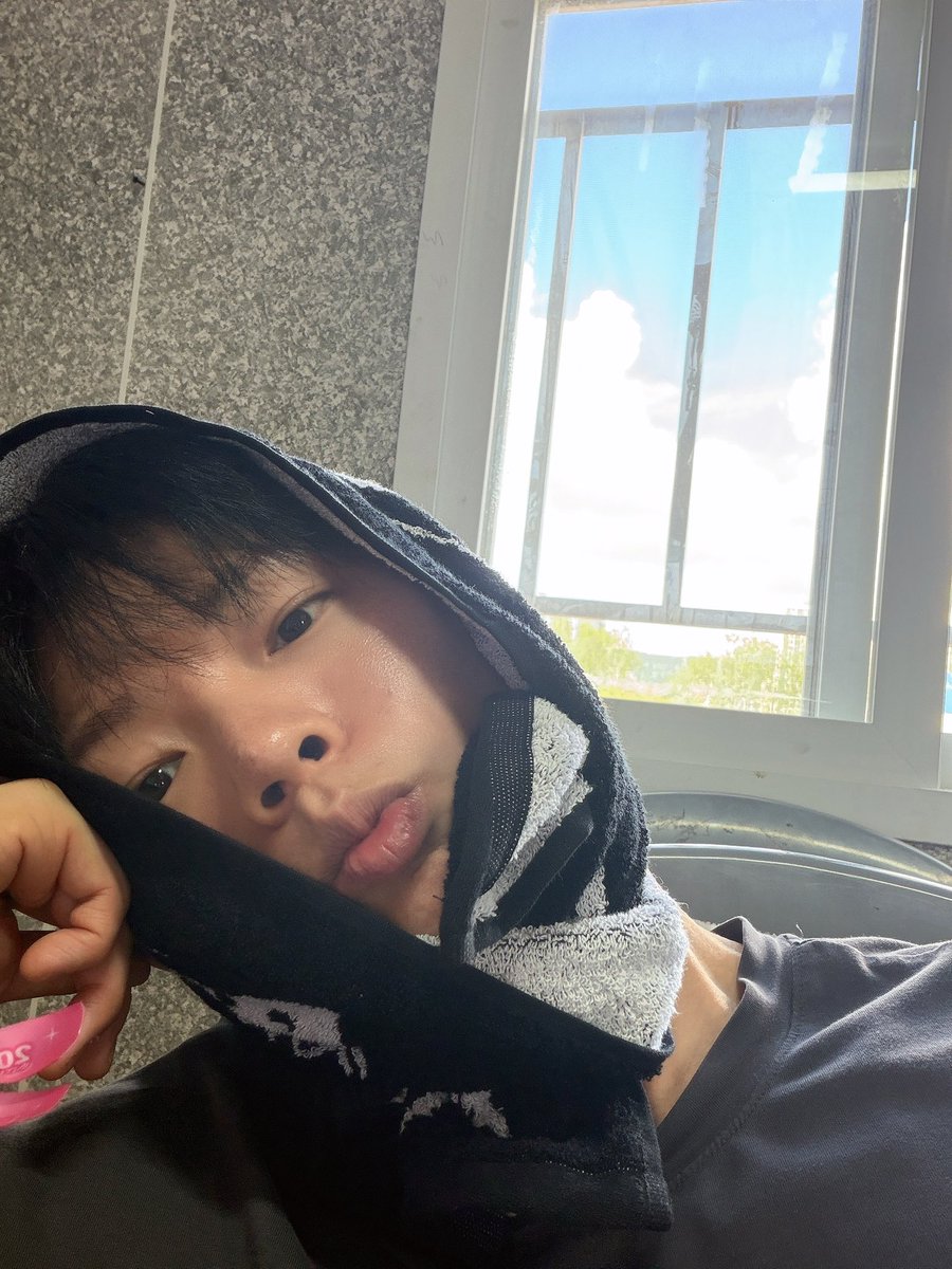 Pppiieeee's tweet photo. 정말 귀엽다 🫳🫳🫳 https://t.co/BjKNrgE8E6