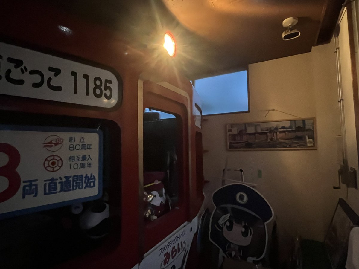 hiroshi_1185's tweet photo. 電車ごっこ11 85
店内　モックアップ電車

ヘッドライト
付けてみた！ https://t.co/eSEc276VqD