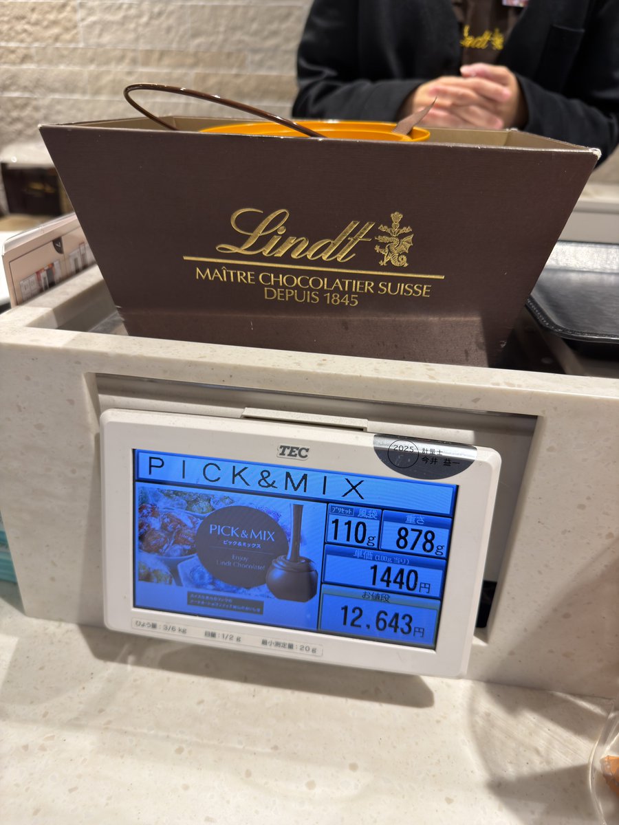 yoshiki_reply's tweet photo. 今日のブイ活🍫

リンツのL缶以前より小さくなってる？
詰め放題したお店で今回の中では最高記録らしい(缶枯れたから追加なければ抜かれることはない)けど、自己記録にチャレンジ出来なくて残念...
期間中にもう一回ぐらい行きたい気もするんだが、缶の追加はあるのか...？ https://t.co/a6BXOFNwpZ
