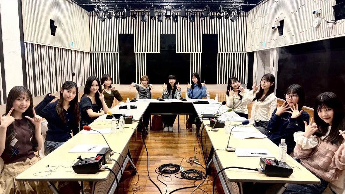 wakame_ga's tweet photo. 配置が悪の組織の会議すぎる https://t.co/Ln19WSdJCP