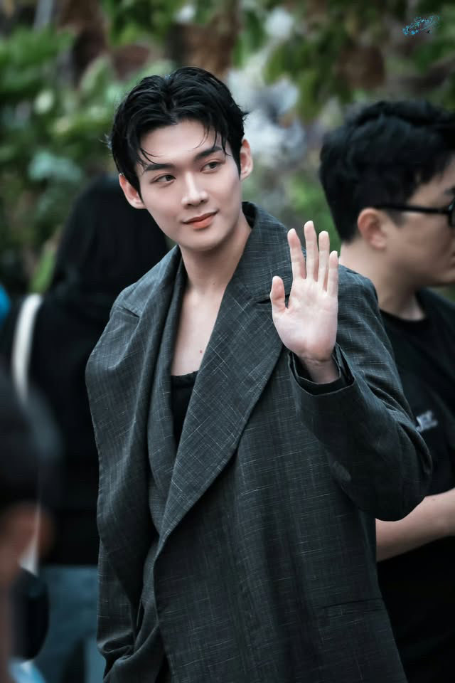 Nhi7cute's tweet photo. Excuse me, sir! Who allowed Yoon Sik to look this dangerously handsome and elegant in Lacoste? 🩵💚🐊 Call the fashion police! 

KIMYOONSIK LACOSTE SS27   #KIMYOONSIKxLacoste #YOONSIKPFWSS27 https://t.co/dkQwPQd2mH