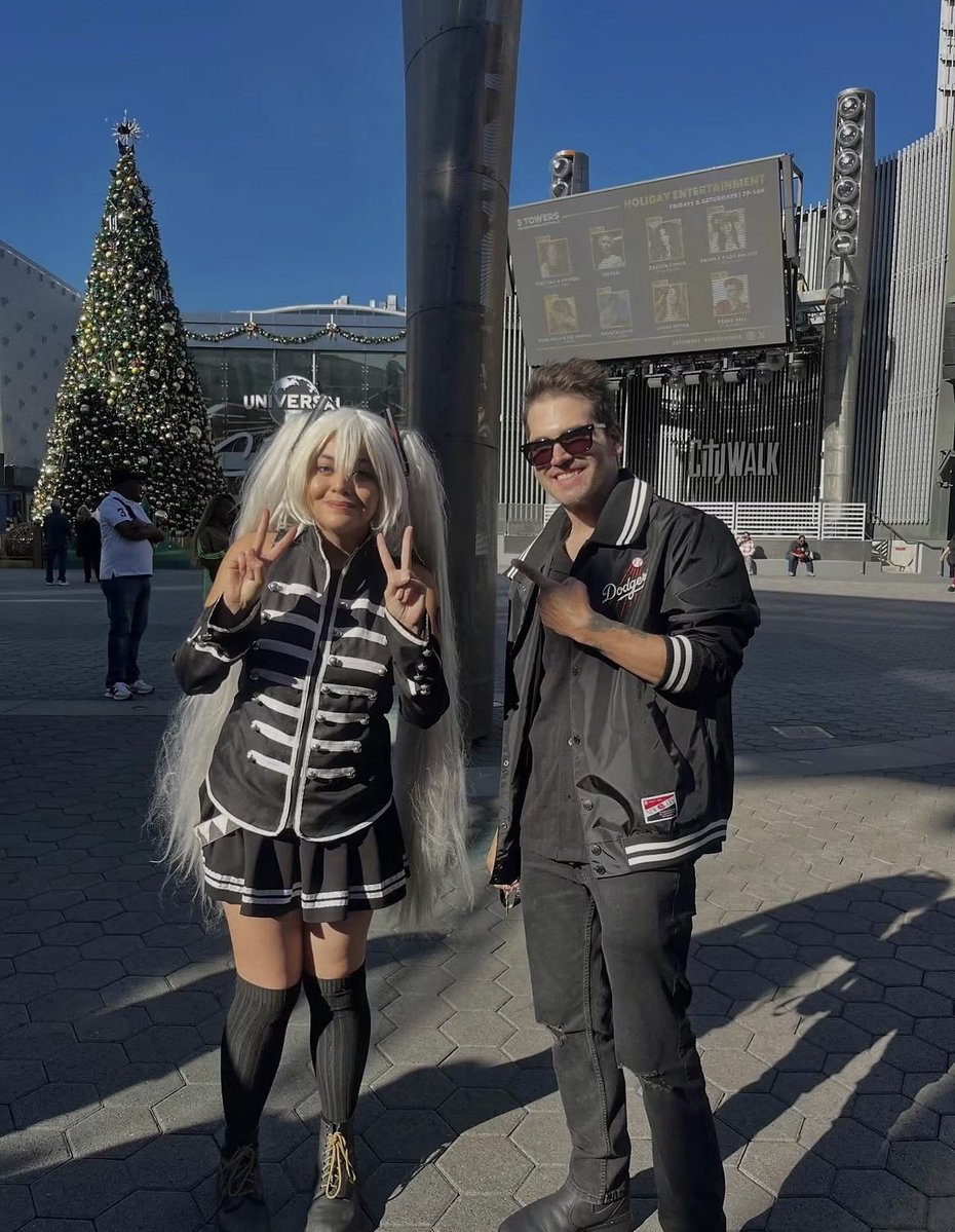 MikeyWay_Update's tweet photo. Mikey met a fan dressed as black parade miku!!!!!!! so freaking awesome…..

📸: @/demolitionlovers on ig https://t.co/g7vAoqsV6n