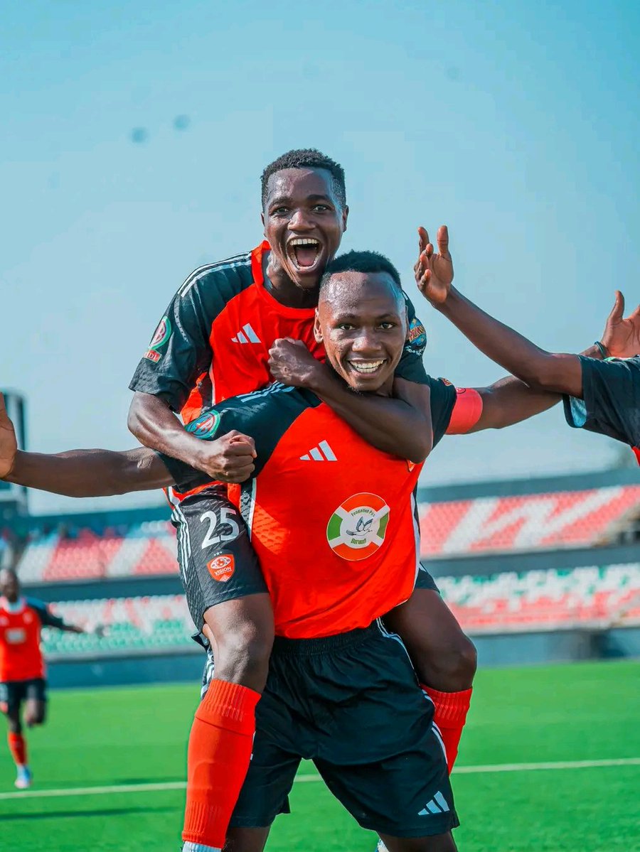 AkezaSports's tweet photo. 🔵🔴 Ligue A J5 : Vision FC – Vital’O, choc au sommet !
=================

La 5e journée de la #LigueA Burundi se termine ce dimanche avec une affiche très attendue. Leader avec 10 points, Vision FC reçoit Vital’O FC, 2e avec 8 unités.

Les hommes de Vladimir Niyonkuru devront défendre leur fauteuil face au champion en titre, bien décidé à revenir à hauteur.⤵️

https://t.co/g6FrAgFWs6

#AKEZASPORTS #LesSportsdecheznous #Burundi