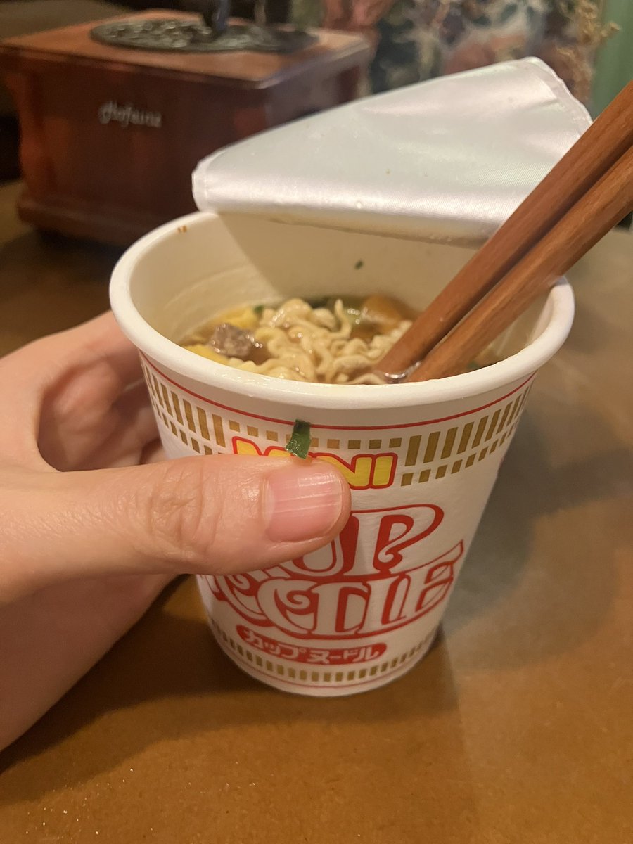 chibuchibuta's tweet photo. このカップヌードルミニ久しぶりに買ったけど、昔学校の前のセブンでこれと温泉卵を買って中に落として(ギリギリひたひたになる)食べてたなぁ。当時は90円くらいだった気がする！ https://t.co/DVye02GEl7