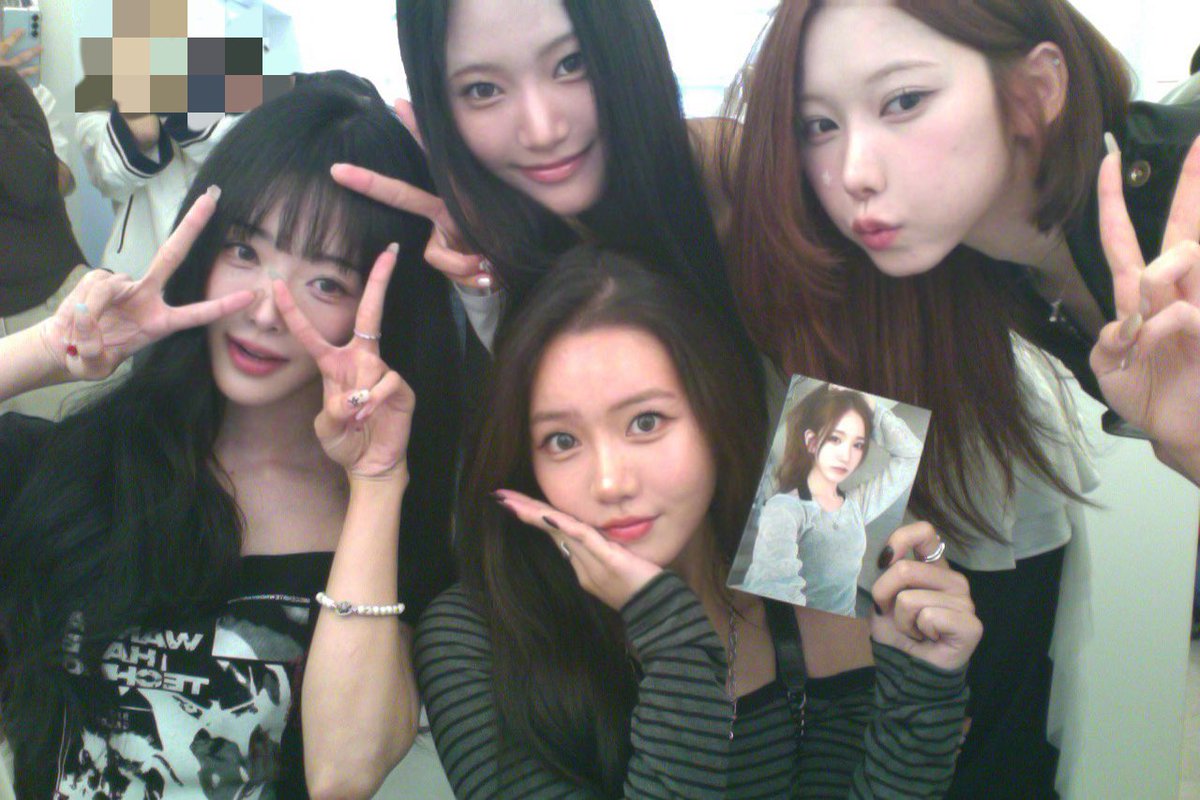 sioninedanggeun's tweet photo. 지니어스 데뷔 1000일 기념 카페에 방문해 주신 미니어스 여러분께 감사드립니다.

여러분께서 찾아와 함께해 주신 덕분에 이번 1000일 이벤트도 성공적으로 잘 마무리되었습니다.

카페 현장에서 아이맥으로 촬영한 사진들도 이번 게시글에 함께 첨부하여 공유해 드립니다.

오늘이 모두에게 소중한 추억으로 남았기를 바라며, 앞으로 지니어스와 함께할 많은 시간들도 늘 지금처럼 따뜻하게 응원해 주시기 바랍니다.

#천개의_사랑을_지니어스에게
#지니어스 #Geenius