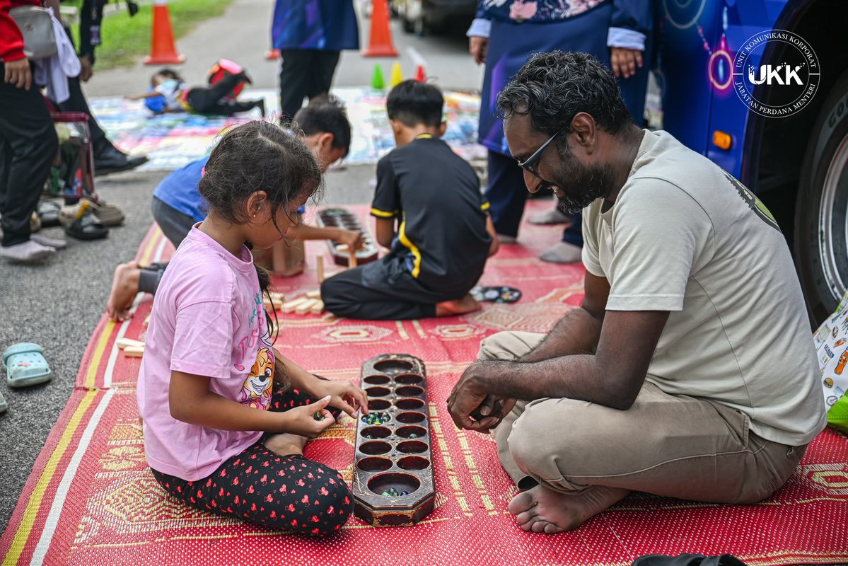 jpmgov_'s tweet photo. 𝐏𝐑𝐎𝐆𝐑𝐀𝐌 𝐌𝐀𝐃𝐀𝐍𝐈 𝐊𝐈𝐓𝐀 𝟐𝟎𝟐𝟔 𝐒𝐀𝐍𝐓𝐔𝐍𝐈 𝐊𝐎𝐌𝐔𝐍𝐈𝐓𝐈 𝐁𝐔𝐍𝐓𝐎𝐍𝐆, 𝐈𝐏𝐎𝐇

IPOH, 4 Oktober 2026 – Program MADANI Kita (PMK) 2026 bersama komuniti Buntong, Ipoh berlangsung hari ini di Dewan Orang Rama, Kampung Tersusun Jalan Sungai Pari, sebagai wadah memperkukuh hubungan dan interaksi secara langsung antara kerajaan dengan masyarakat setempat.

Pelbagai pengisian disediakan bagi mendekatkan perkhidmatan kerajaan kepada rakyat, antaranya tinjauan mesra ke reruai agensi kerajaan, penyampaian Cek Cura Sumbangan Khas YAB Perdana Menteri sempena Program MADANI Kita, Sumbangan Kotak Rahmah MADANI serta hadiah kepada para pemenang pertandingan.

Berlangsung dari 9.00 pagi hingga 6.00 petang, program ini turut menghimpunkan pelbagai aktiviti dan perkhidmatan untuk komuniti setempat, sekali gus mencerminkan pendekatan Kerajaan MADANI yang terus hadir, mendengar dan menyantuni rakyat di lapangan.

Kerajaan bersama rakyat, rakyat bersama MADANI.

#JabatanPerdanaMenteri
#RancakkanMADANI
#MalaysiaMADANI
#MADANIBekerja

@malaysiapmo
@shamsulazribakr