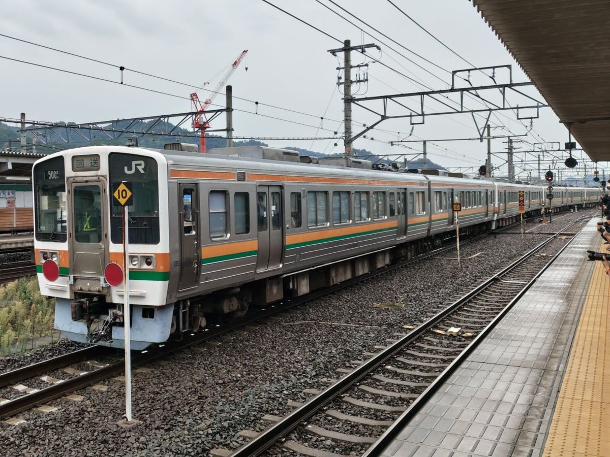 DC48_6810's tweet photo. 米原駅行ったら鉄ヲタが大量
↓
ワイ「何か珍しいの来るんですか？」
「甲種が来るんですよ」
ワイ「面白そうだし新快速1本捨てて見送るか」

その結果 https://t.co/ALkL9WpX5l