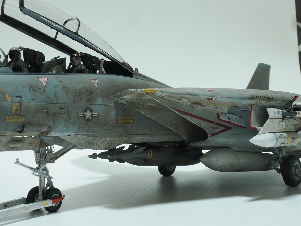 takacchi1729's tweet photo. ＃F14A トムキャット(＃タミヤ 製1/48)完成
1/72のF14Dの購入を機に積んでいた1/48を製作
タミヤ製であり組み立てには問題なし
艦載機特有の汚れを表現したかったのだがリタイアした機体になってしまった・・・・
もっと黒系の汚れを入れたかったな https://t.co/XVd7fWvUHV