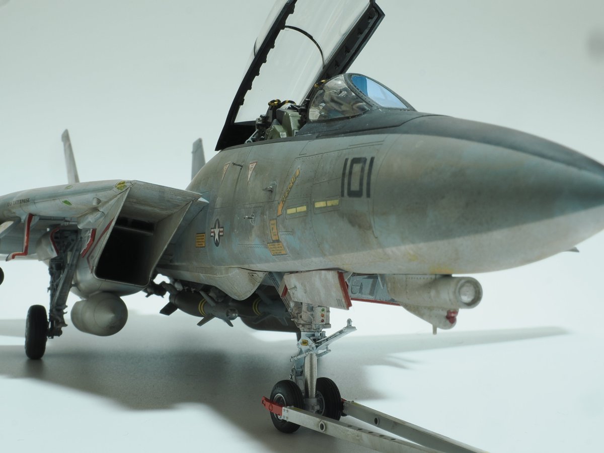 takacchi1729's tweet photo. ＃F14A トムキャット(＃タミヤ 製1/48)完成
1/72のF14Dの購入を機に積んでいた1/48を製作
タミヤ製であり組み立てには問題なし
艦載機特有の汚れを表現したかったのだがリタイアした機体になってしまった・・・・
もっと黒系の汚れを入れたかったな https://t.co/XVd7fWvUHV